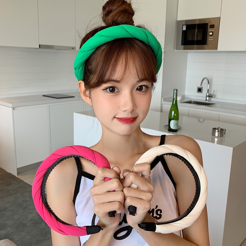 Băng đô thiết kế xoắn chống trượt giúp rửa mặt tiện lợi