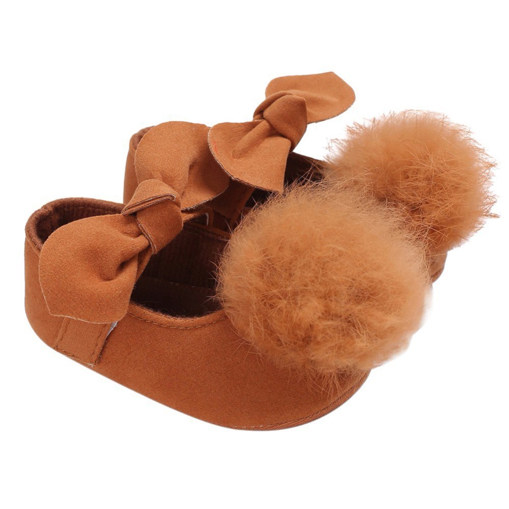 Giày da PU chống trượt đính quả bóng lông cho bé gái