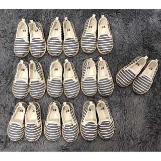Giày slip on mẫu kẻ H&M cho bé trai và bé gái