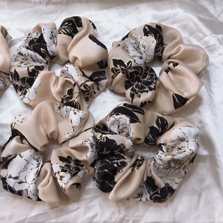 Cột tóc scrunchies hoa viền óng ánh