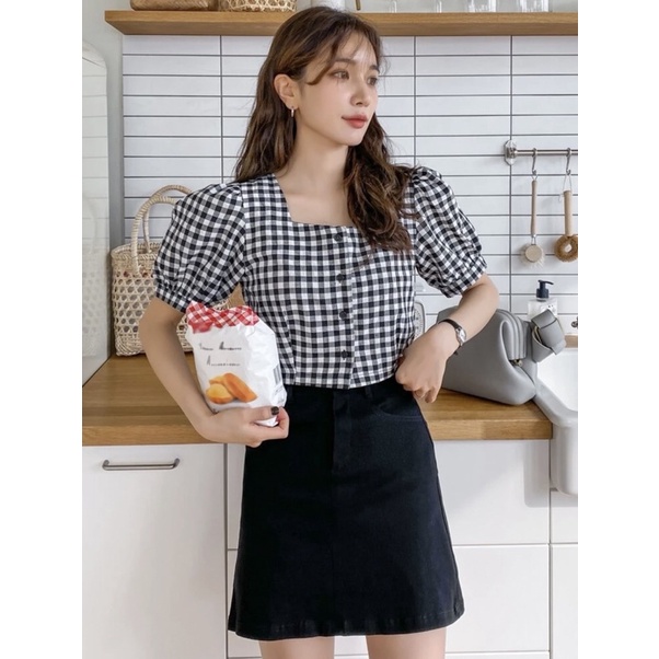 Áo sơ mi sọc caro đen trắng croptop tay phồng chất liệu kate xinh xắn