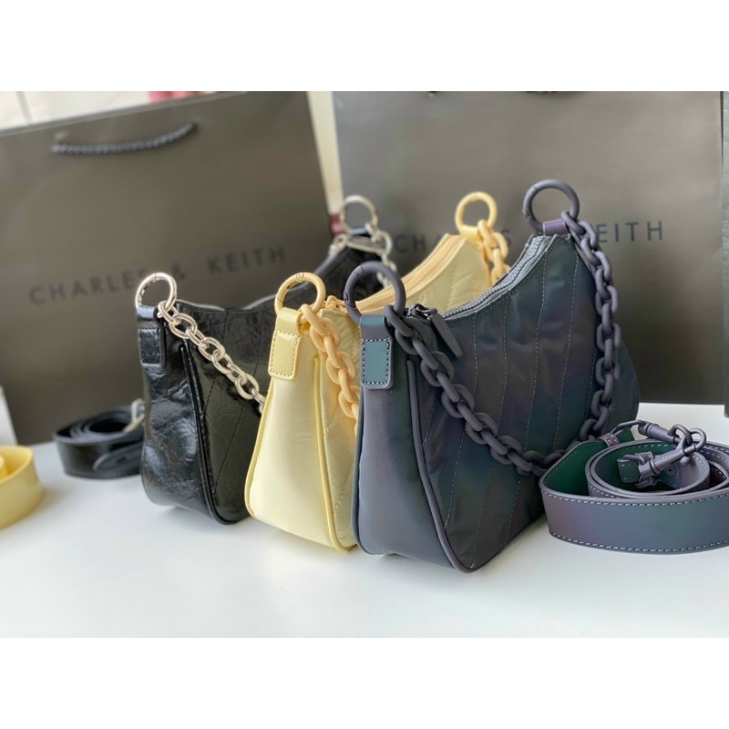 Túi CHARLES & KEITH sành điêuj với chi tiết dây xích