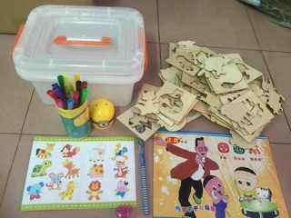 Bé tập vẽ