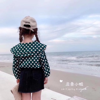 áo chấm bi kèm váy jean cho bé