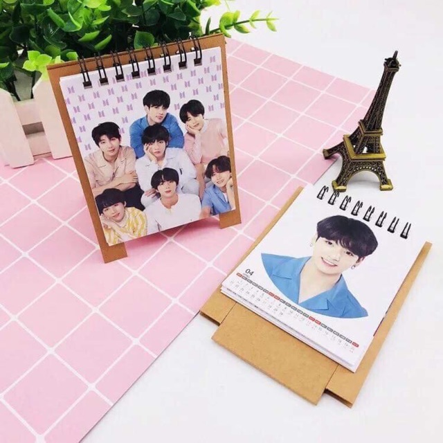 Lịch để bàn BTS.  Zalo