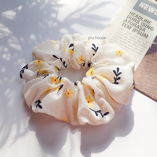 Scrunchies chun cột tóc màu trắng hoa nhí vàng