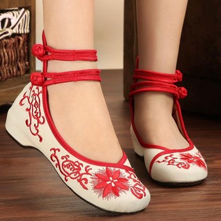 Giày thêu đế bệt cổ trang