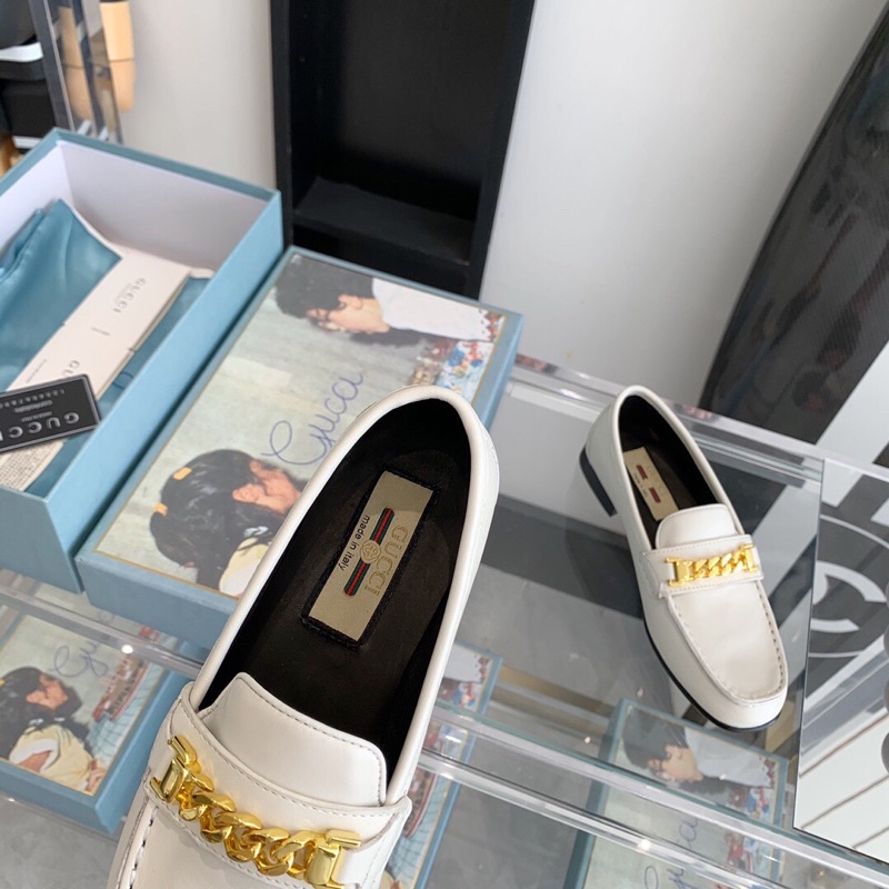 giày lười da đế cao nữ hoạ tiết dây xích mạ vàng hai màu đen trắng gucci GC Gg