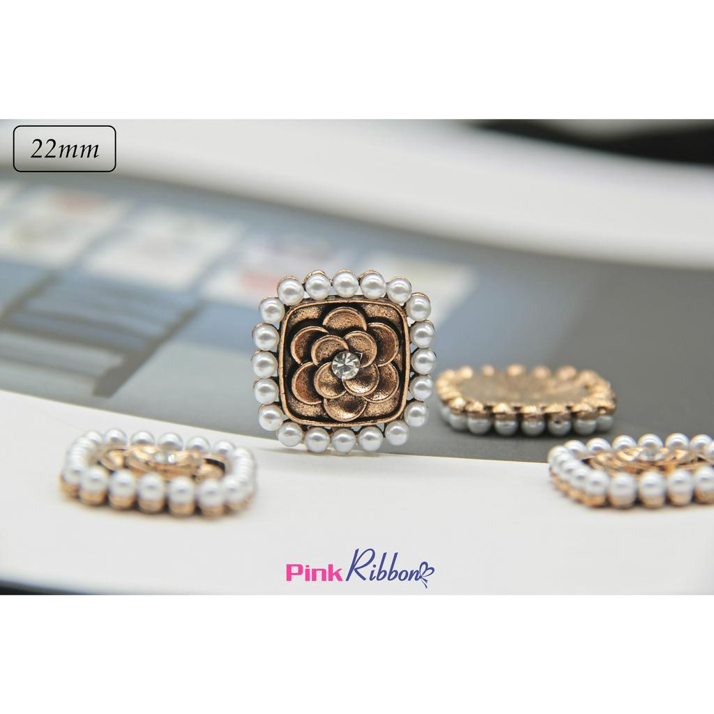 Charm hoa chữ nhật viền trai nhí 2.2cm