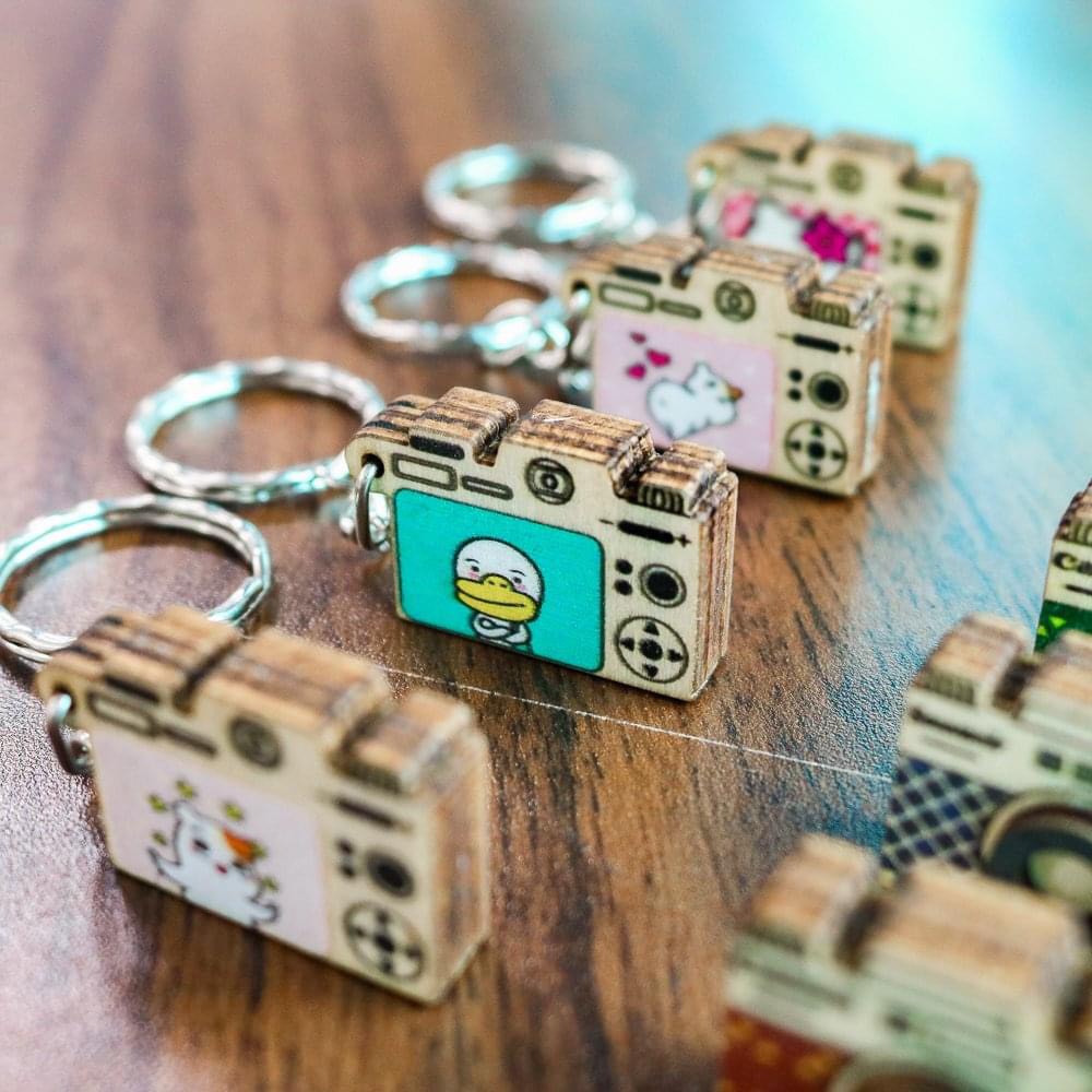 Móc khóa máy ảnh 2 mặt bằng gỗ dễ thương