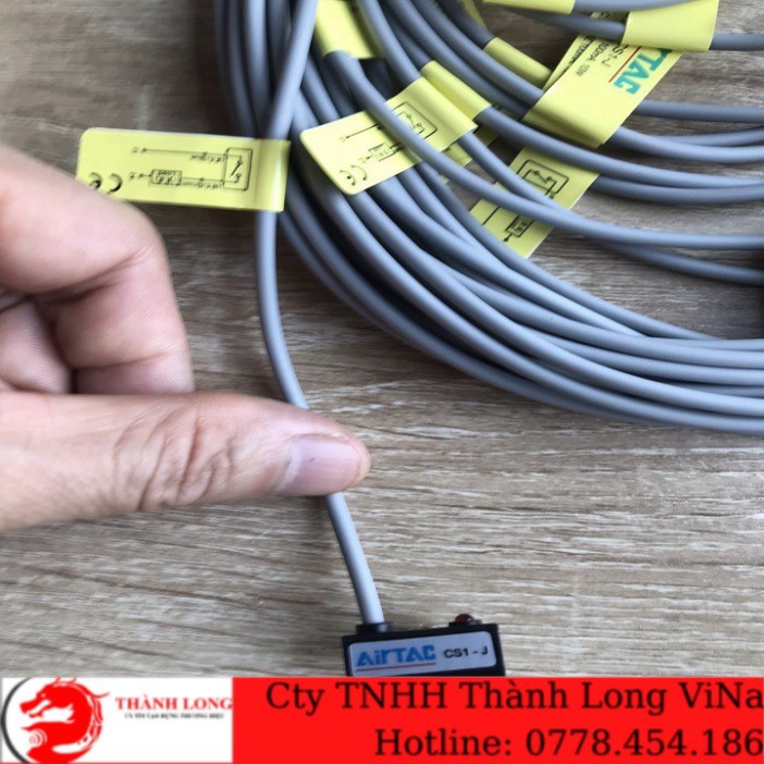 Cảm biến tiệm cận xi lanh CS1-J .