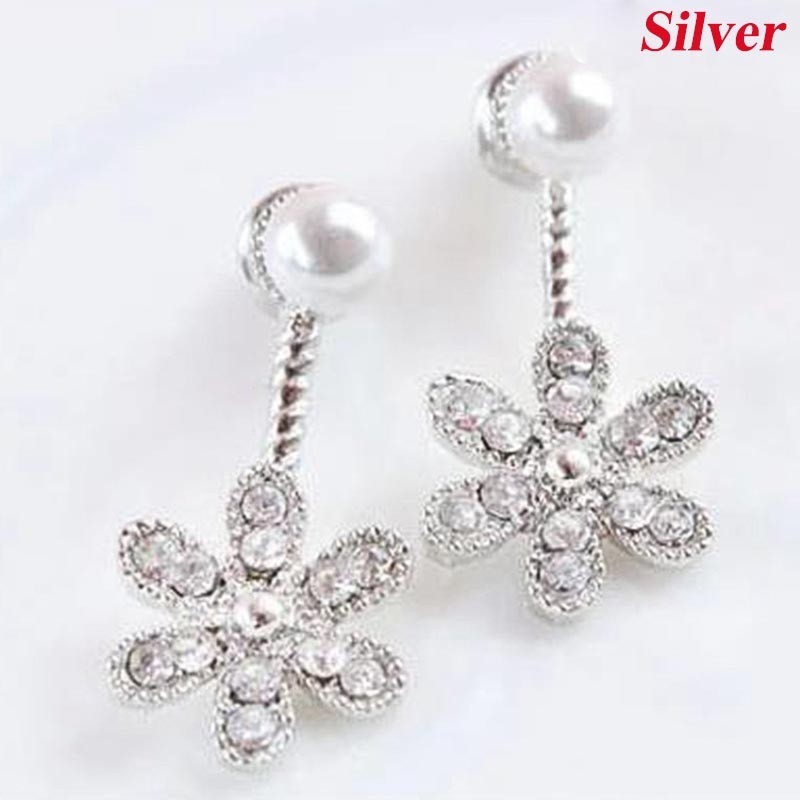 Cặp khuyên tai hợp kim hình hoa có đính đá phối cườm đầy quý phái