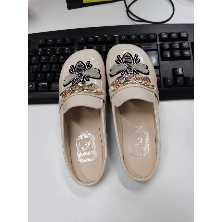 Giày sục nữ chất da bóng đế thấp thêu  ong viền quai xích