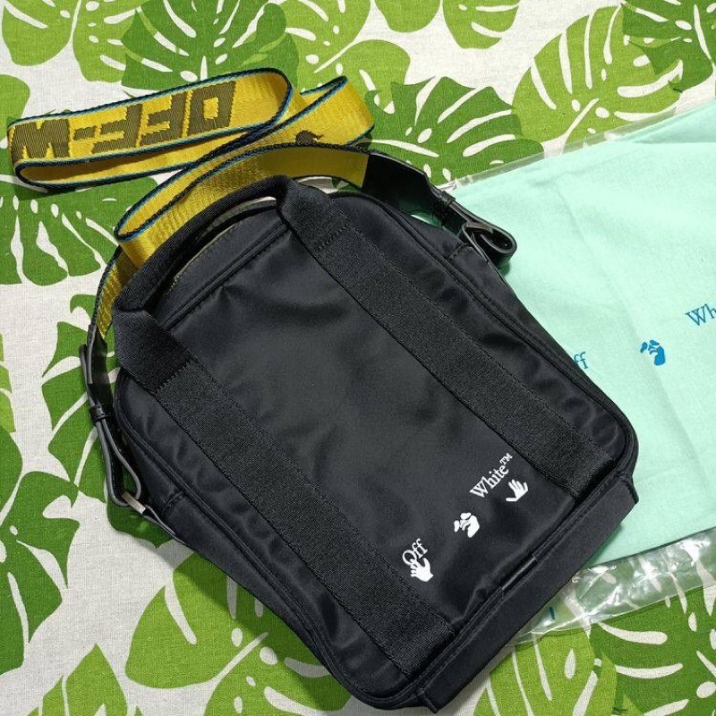 Túi đeo chéo Off White hands off logo crossbody bag ss22