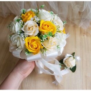 BÓ HOA CƯỚI CÔ DÂU CẦM TAY HOA HỒNG SÁP TÔNG VÀNG, KEM, CAM NHẠT PASTEL CHỤP HÌNH CƯỚI TẶNG KÈM HOA CÀI ÁO CHÚ RỂ