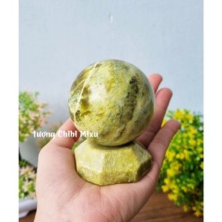 Bi cầu phong thủy 6.5cm vân xanh cốm nhạt đá Serpentine kèm chân đế đá