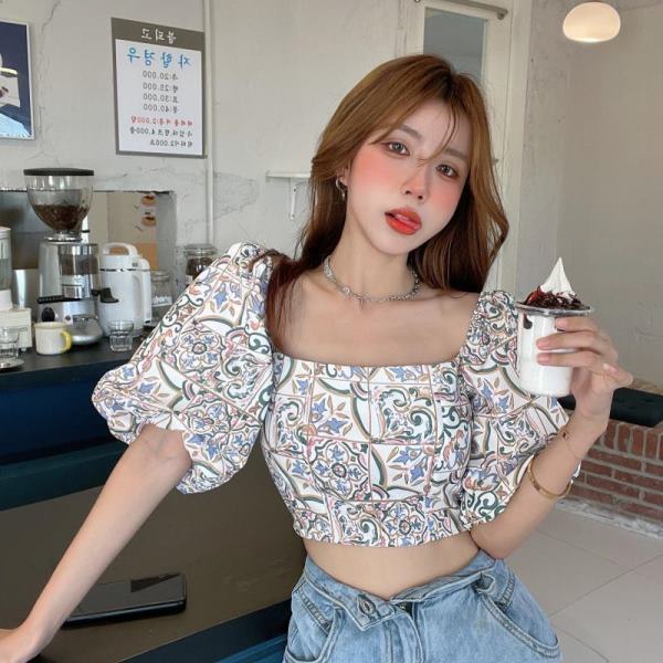 Áo croptop vải voan tay ngắn phồng cổ vuông in họa tiết hoa xinh xắn thời trang cho nữ