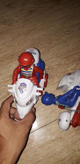 Set 2 xe mô tô bằng nhựa chạy dây rút có chuông rất đẹp