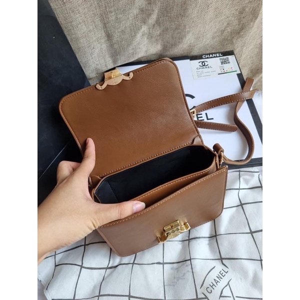 Túi đeo chéo chữ C màu nâu tây size 20cm sang chảnh