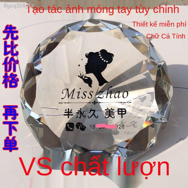 Dụng cụ làm móng, chụp ảnh, đạo cầm, pha lê lớn, mô hình tiệm vẽ tay và chữ trang trí