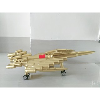 Máy bay mô hình bằng vỏ đạn