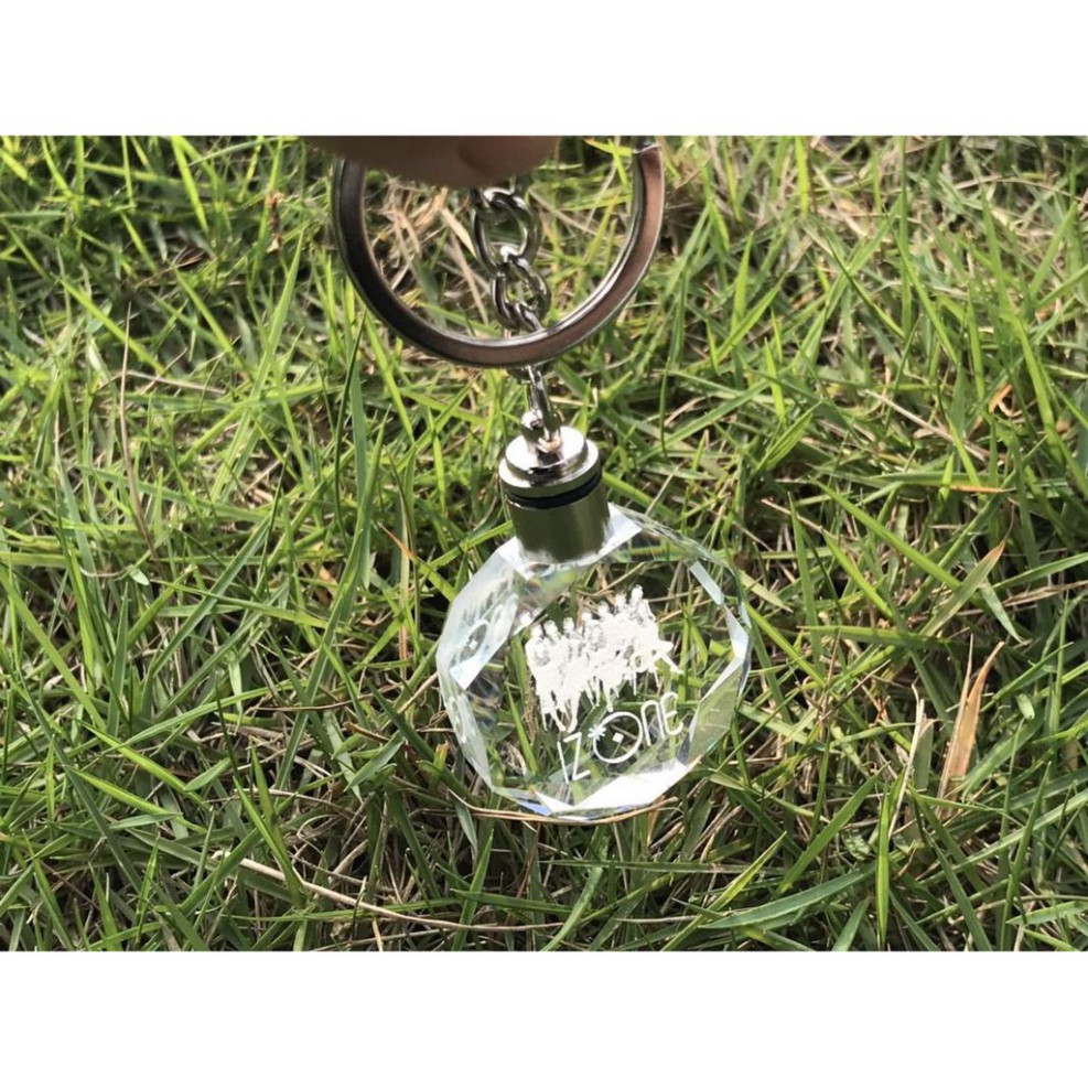 Móc khóa có đèn phát sáng cho fan BTS txt izone