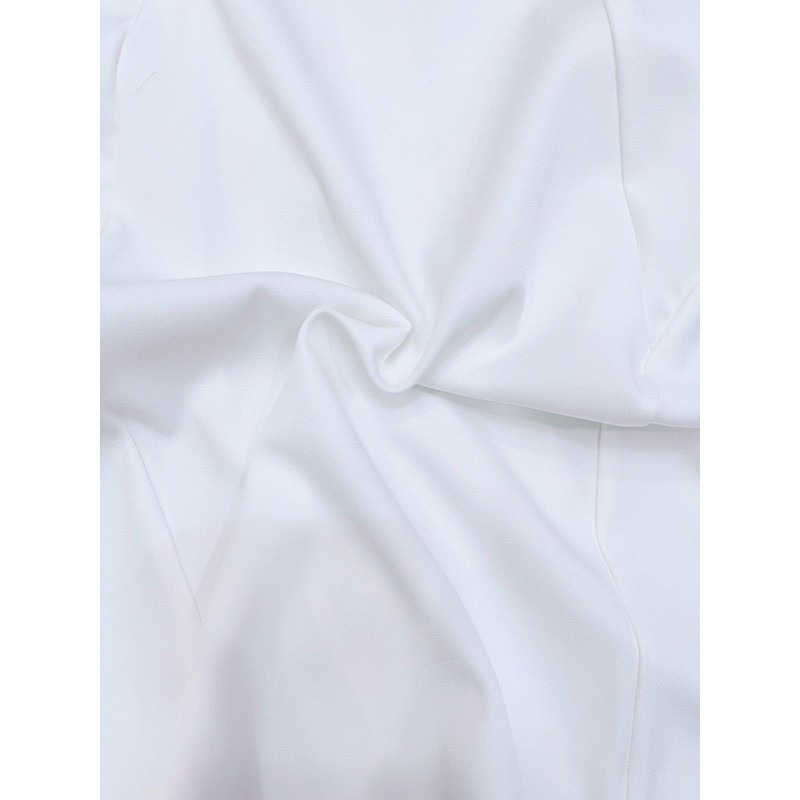 Váy trắng cúc bọc tay xoè