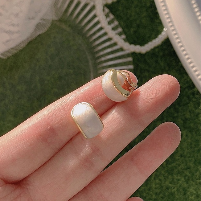 Khuyên tai cỡ nhỏ màu trắng thời trang Hàn Quốc