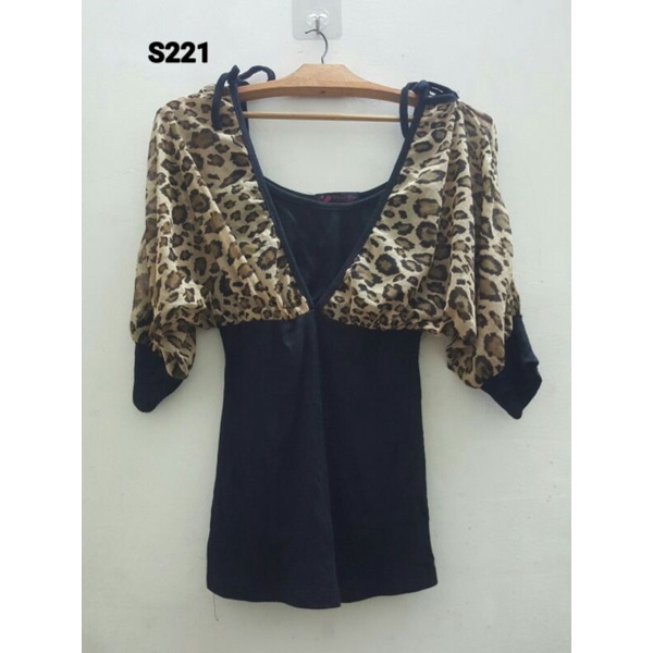 ÁO THUN KIỂU LẠ