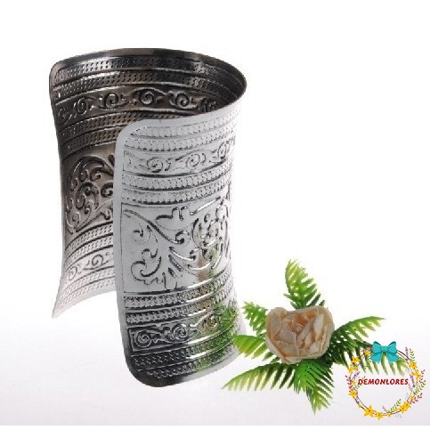 Vòng tay kim loại phong cách cổ điển