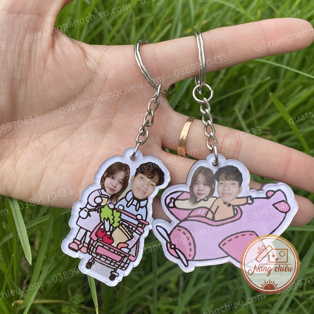 Móc khóa quà lưu niệm in hình chibi cute cặp đôi theo yêu cầu, Chất liệu mica sáng bóng và sắc nét
