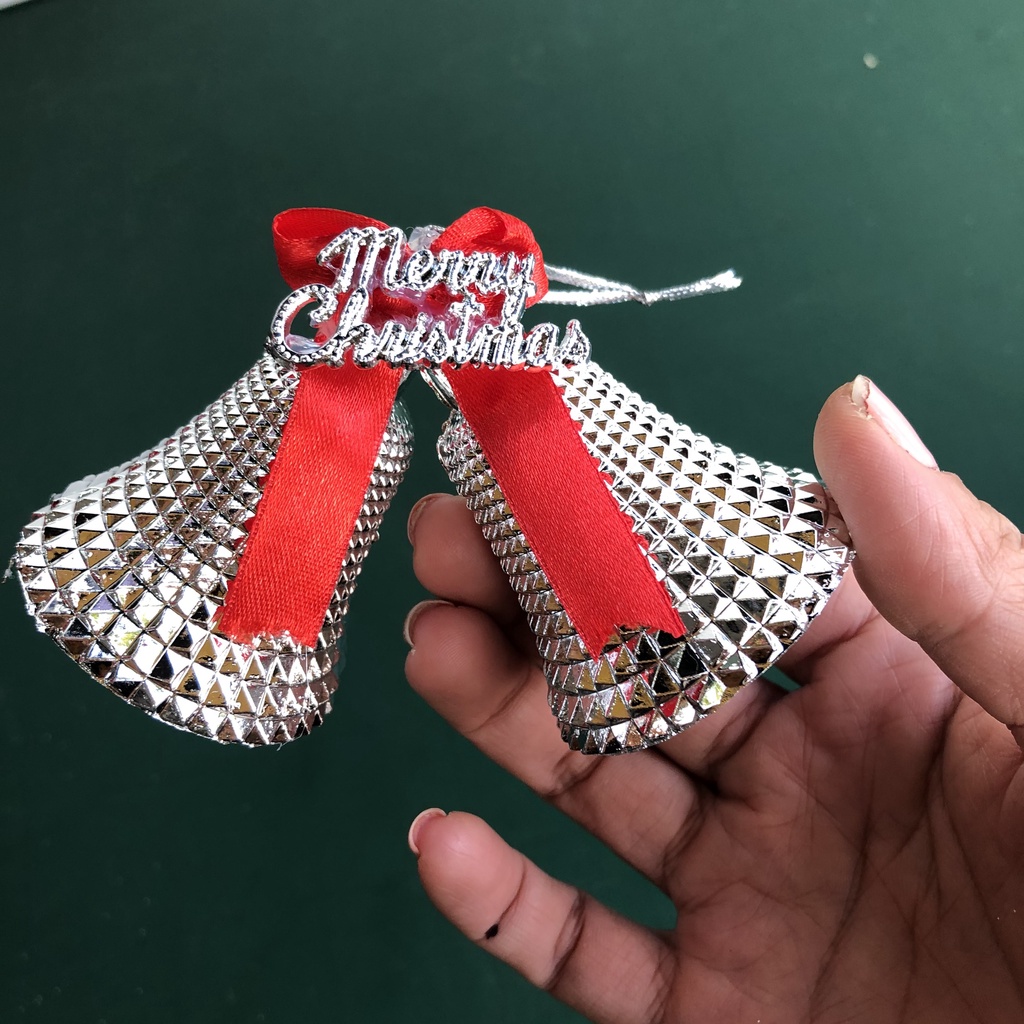 Đôi chuông vàng, bạc gắn chữ Merry Christmas cỡ nhỏ trang trí cây thông Giáng sinh Noel