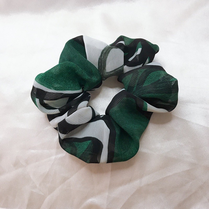 Cột tóc scrunchies hoạ tiết xanh trắng ( voan)