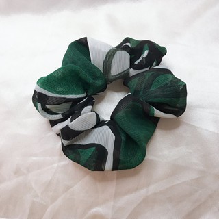 Cột tóc scrunchies hoạ tiết xanh trắng
