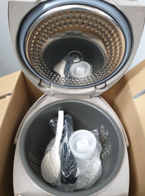 Nồi cơm điện cao tần Toshiba 1.8 lít RC-18RH(CG)- Trưng Bày | BigBuy360 - bigbuy360.vn