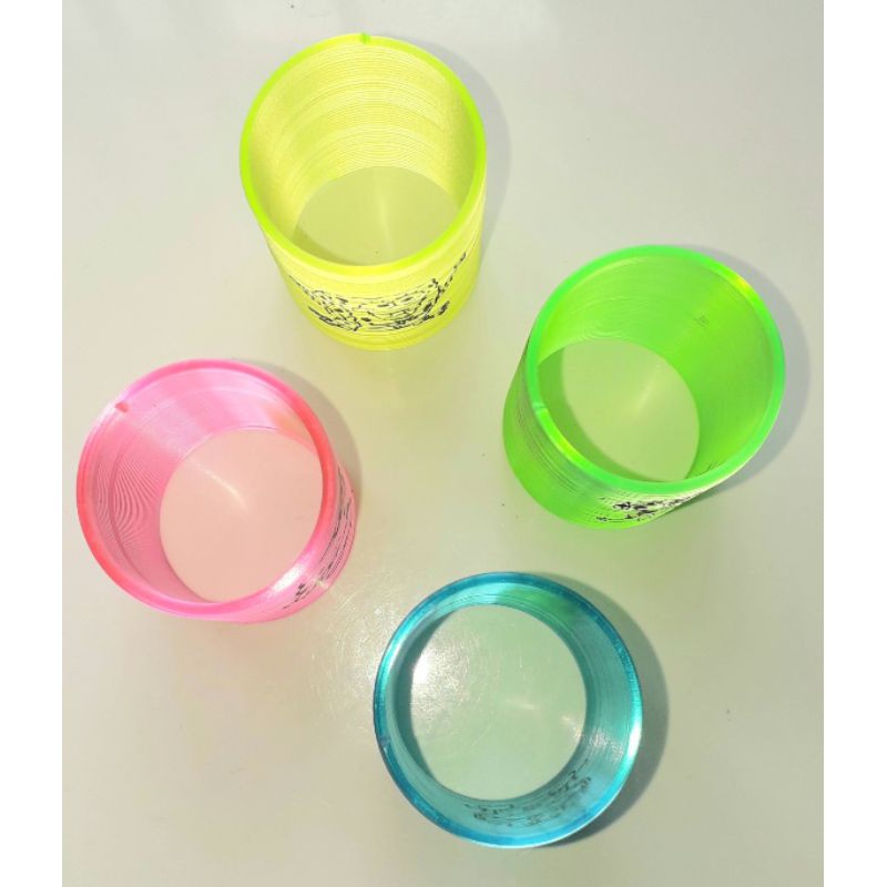 Một cái lò xo cầu vòng mini đường kích 3 cm và dài 42mm bằng nhựa in hình rất đẹp