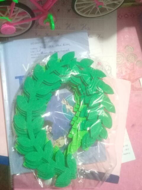 Hoa lá xốp bi tít sinh động tạo cho lớp một không gian nhiều màu sắc