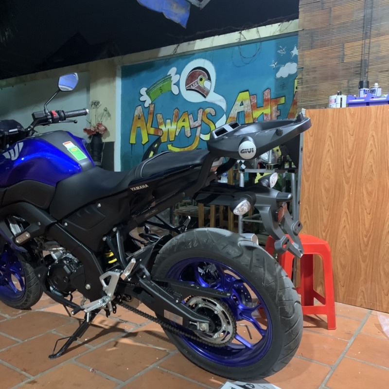 MT15 lên thùng Givi E43Gold-ADV cùng baga SRV