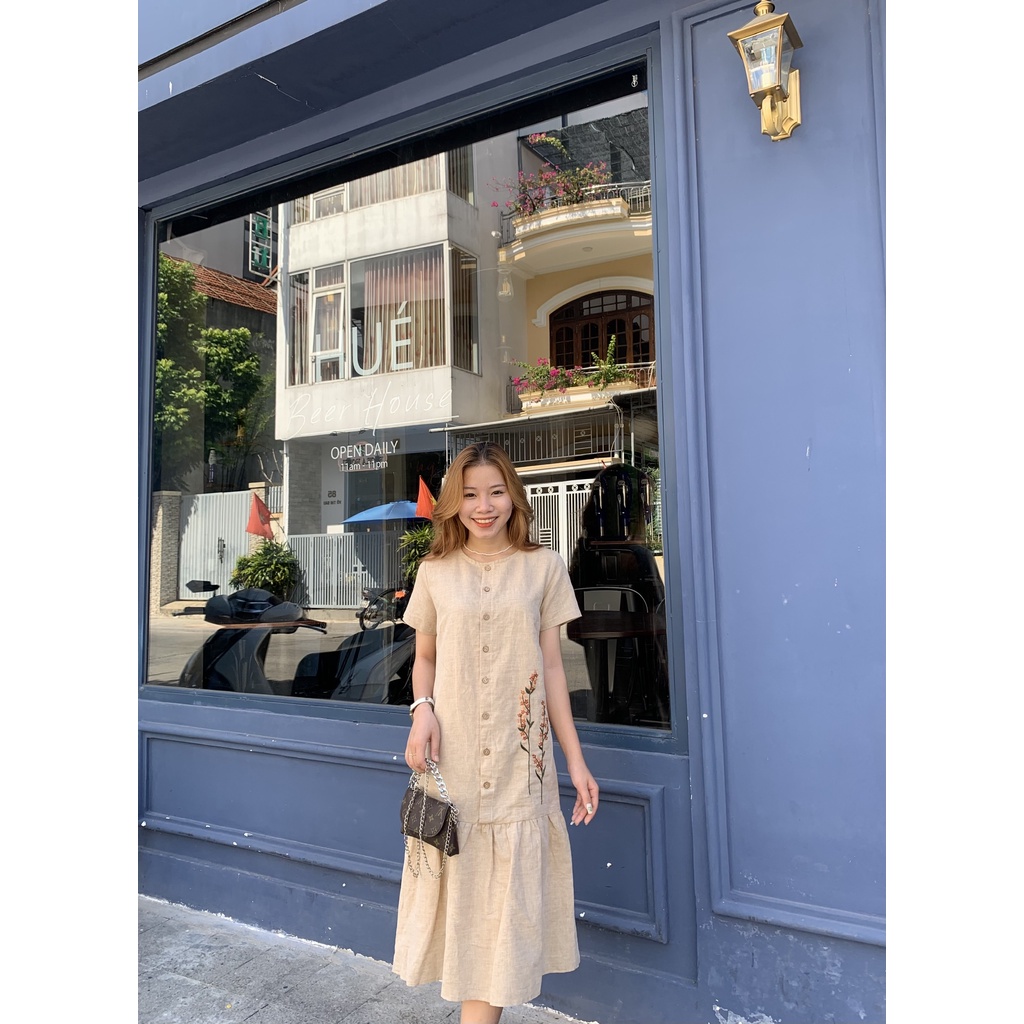 Đầm linen đuôi cá thêu tay hoạ tiết hoa