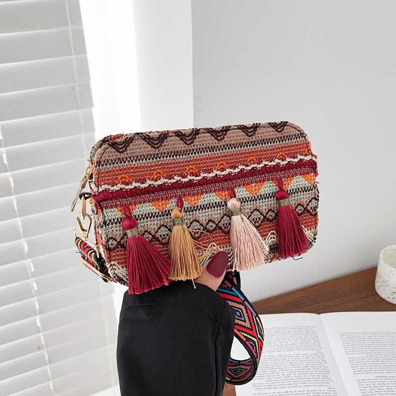 Túi đeo chéo vai họa tiết thổ cẩm phối tua rua thời trang