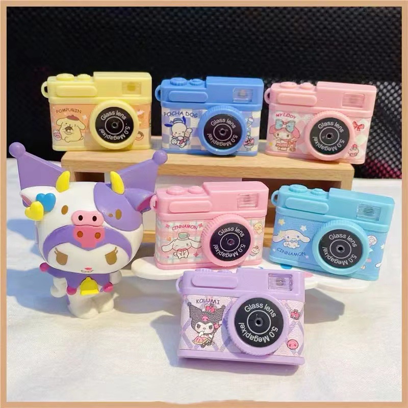 Móc Khóa Hình Máy Ảnh Steve Sanrio Có Đèn LED