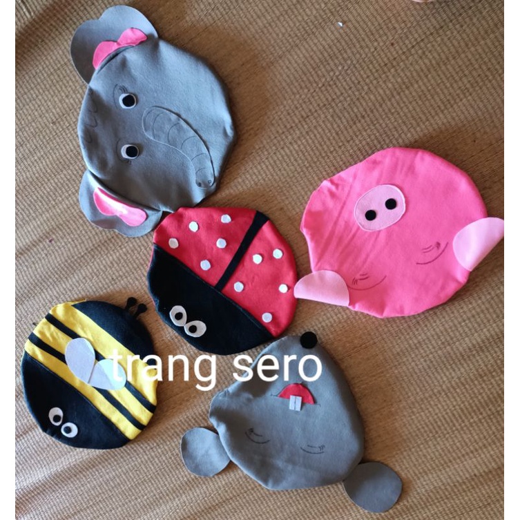 Vỏ gối chưa nhồi bông ngồi góc thư viện