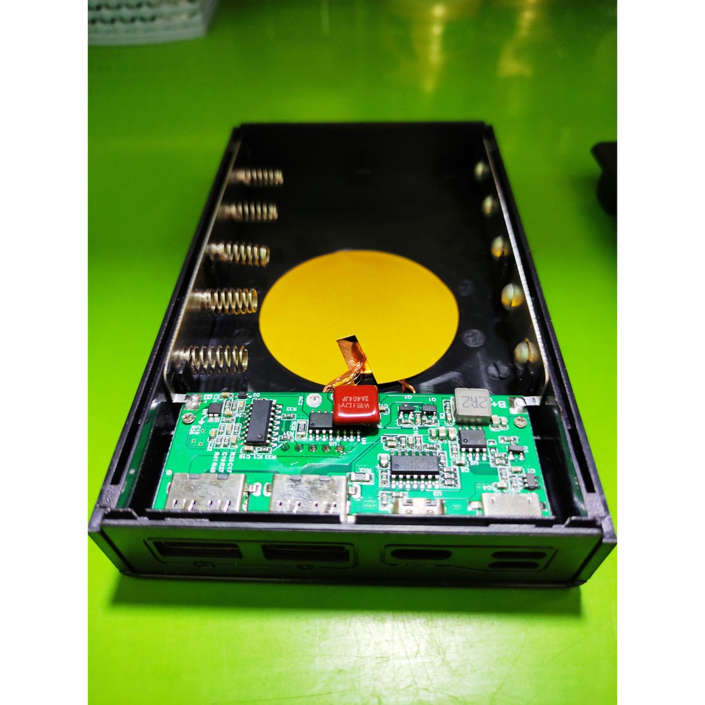 Vỏ sạc dự phòng có lò xo 5 cell sạc không dây 3 cổng vào màn hình LCD nắp bắt vít tiện lợi