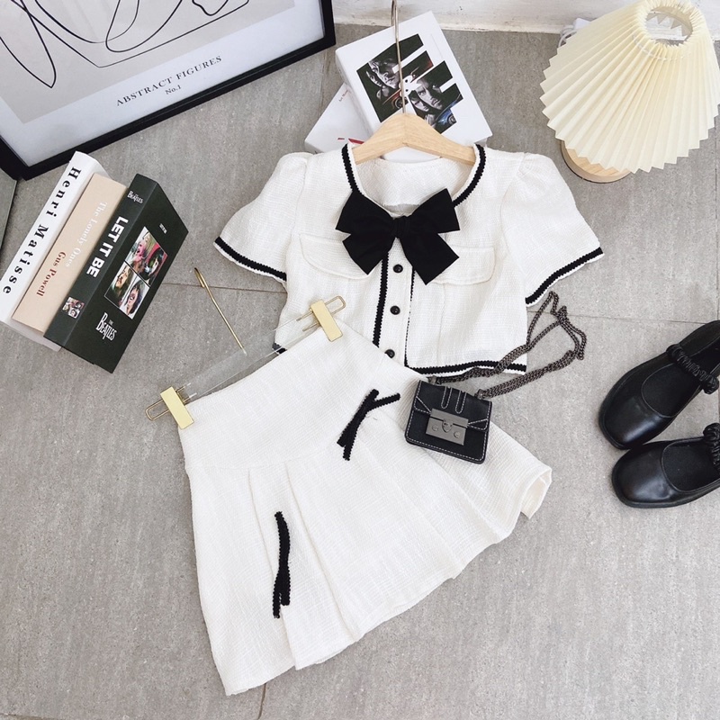SET ÁO CROPTOP DẠ TRẮNG VIỀN NƠ ĐEN + CHÂN VÁY XẾP LY ĐÍNH NƠ