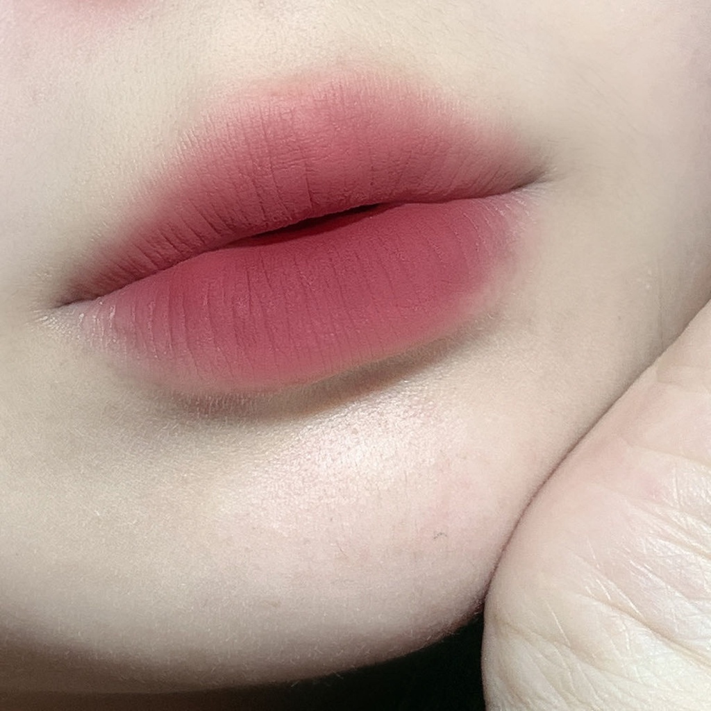 [Hàng mới về] Son môi Cappuvini tông lì lâu trôi thiết kế hộp màu vàng kèm cọ tiện dụng