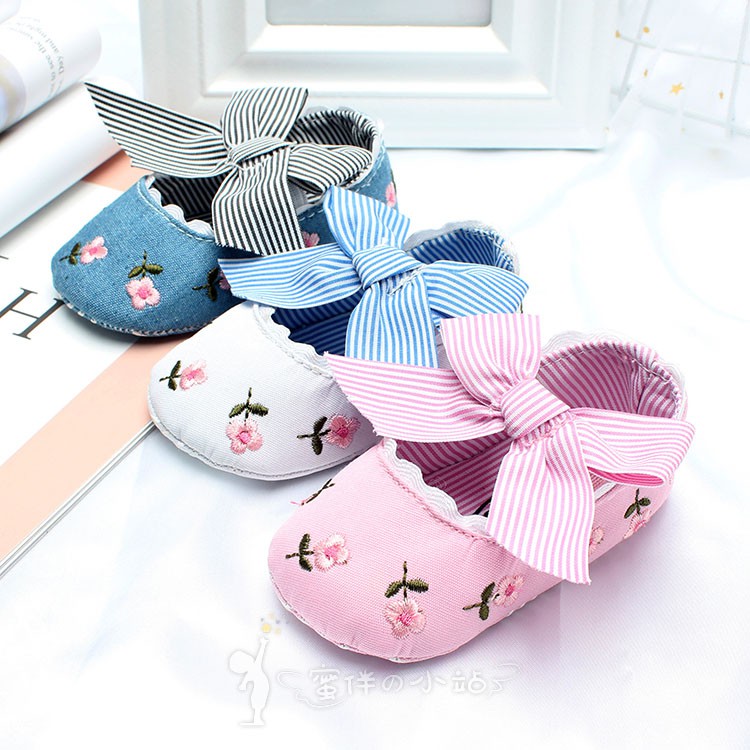Giày búp bê thêu hoa đính nơ dễ thương cho bé