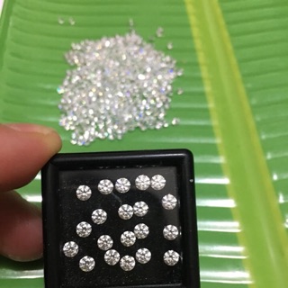 Đá kim cương nhân tạo gắn răng