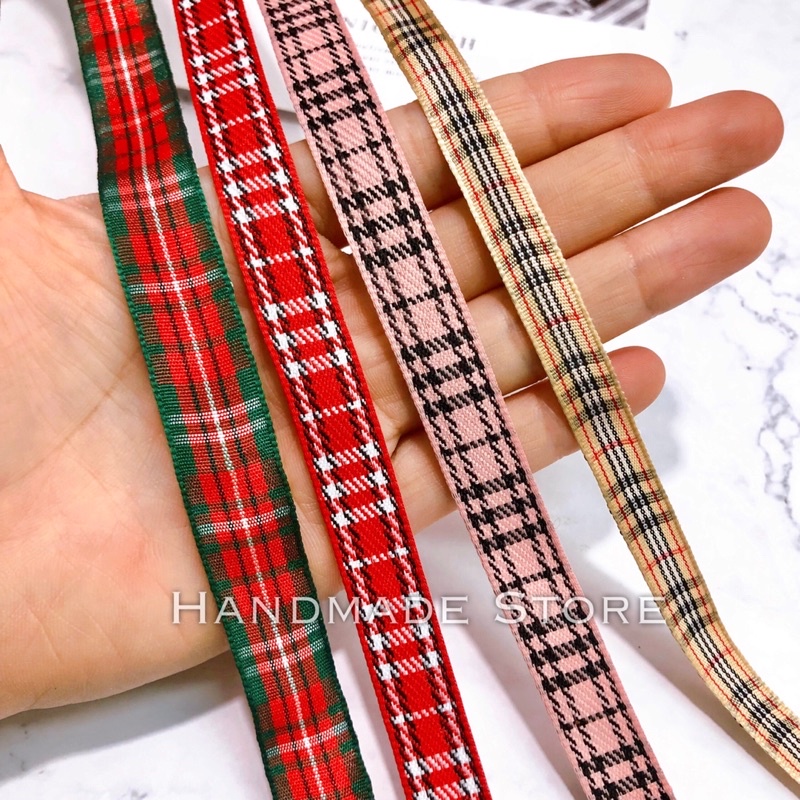 Ruy băng kẻ giáng sinh