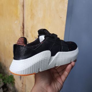 Giày thể thao Prophere màu Đen chấm cam