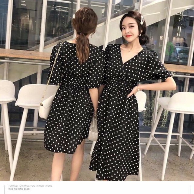 Váy chấm bi